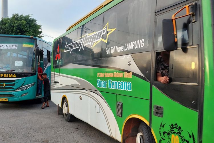 Puluhan armada bus bertolak dari Terminal Kalideres, Jakarta Barat, pada Jumat (29/4/2022) ke tujuan daerah di Jawa dan Sumatera.