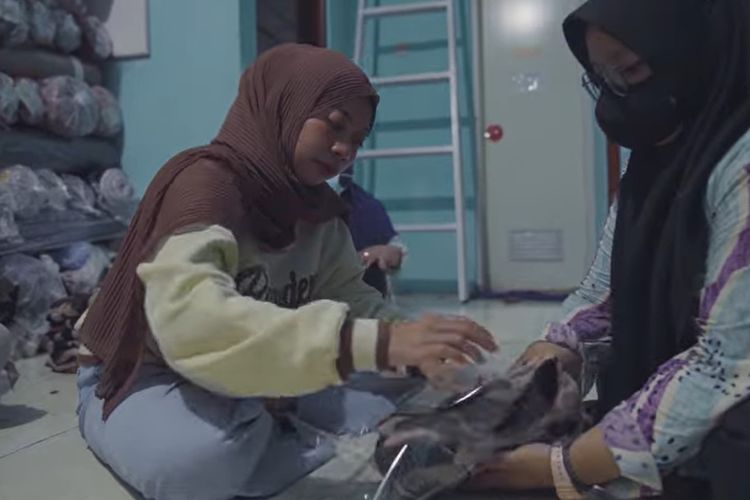 Pemilik GaleryFashion123 Natalia Dewi Puspita yang sudah merasakan manfaat program Kampus UMKM Shopee. 