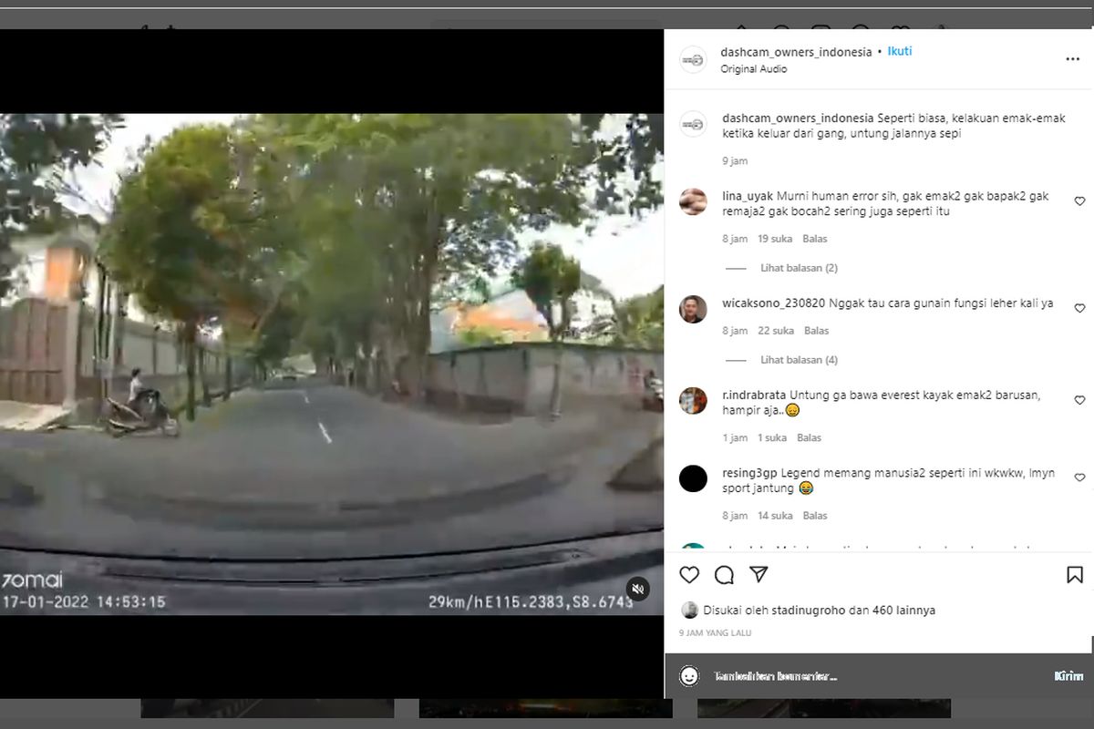 Emak-emak yang asal selonong saat mau belok di jalan utama.