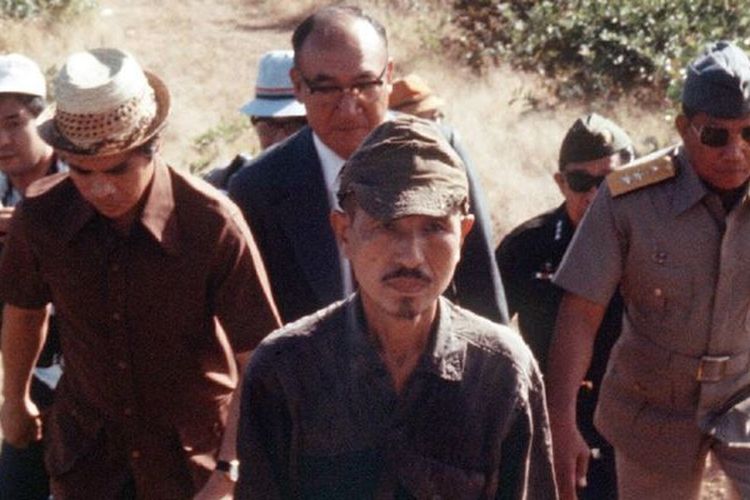 Letnan Hiroo Onoda (tengah) ketika keluar dari hutan Filipina pada 1974, atau 29 tahun setelah Jepang kalah dari Amerika Serikat (AS) dalam Perang Dunia II.