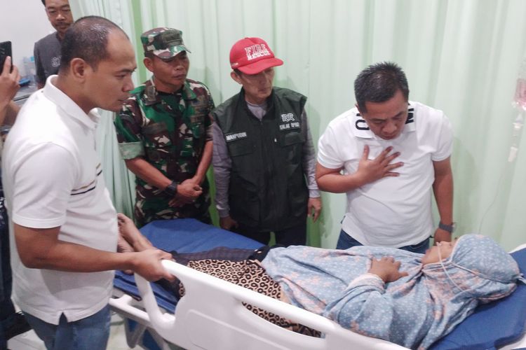 Bupati Karawang Aep Syaepuloh (paling kanan) dan Forkopimda Karawang saat mengunjungi warga korban keracunan di RS Rosela, Karawang, Jawa Barat, Sabtu (20/1/2024).