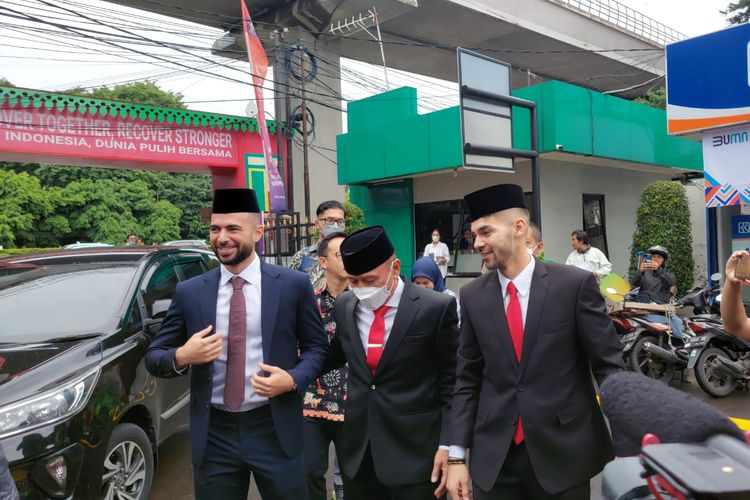 Sandy Walsh dan Jordi Amat tiba di Kantor Wilayah Kementerian Hukum dan HAM untuk menjalani sumpah Warga Negara Indonesia (WNI) pada Kamis (17/11/2022) siang.