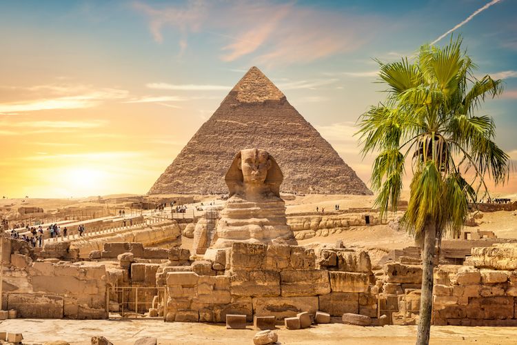 Pemandangan sphinx and piramid di Mesir. Mesir kini memperbolehkan turis dan warga mengambil foto di tempat-tempat publik, selama foto diambil untuk keperluan pribadi.