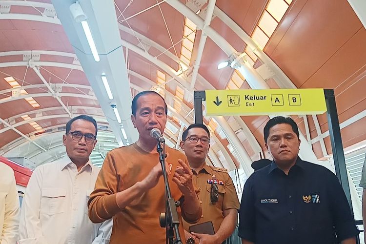 Presiden Joko Widodo saat memberikan keterangan pers di Stasiun LRT Dukuh atas usai melakukan perjalanan naik LRT dari Stasiun Harjamukti ke Stasiun Dukuh Atas, Kamis (3/8/2023).