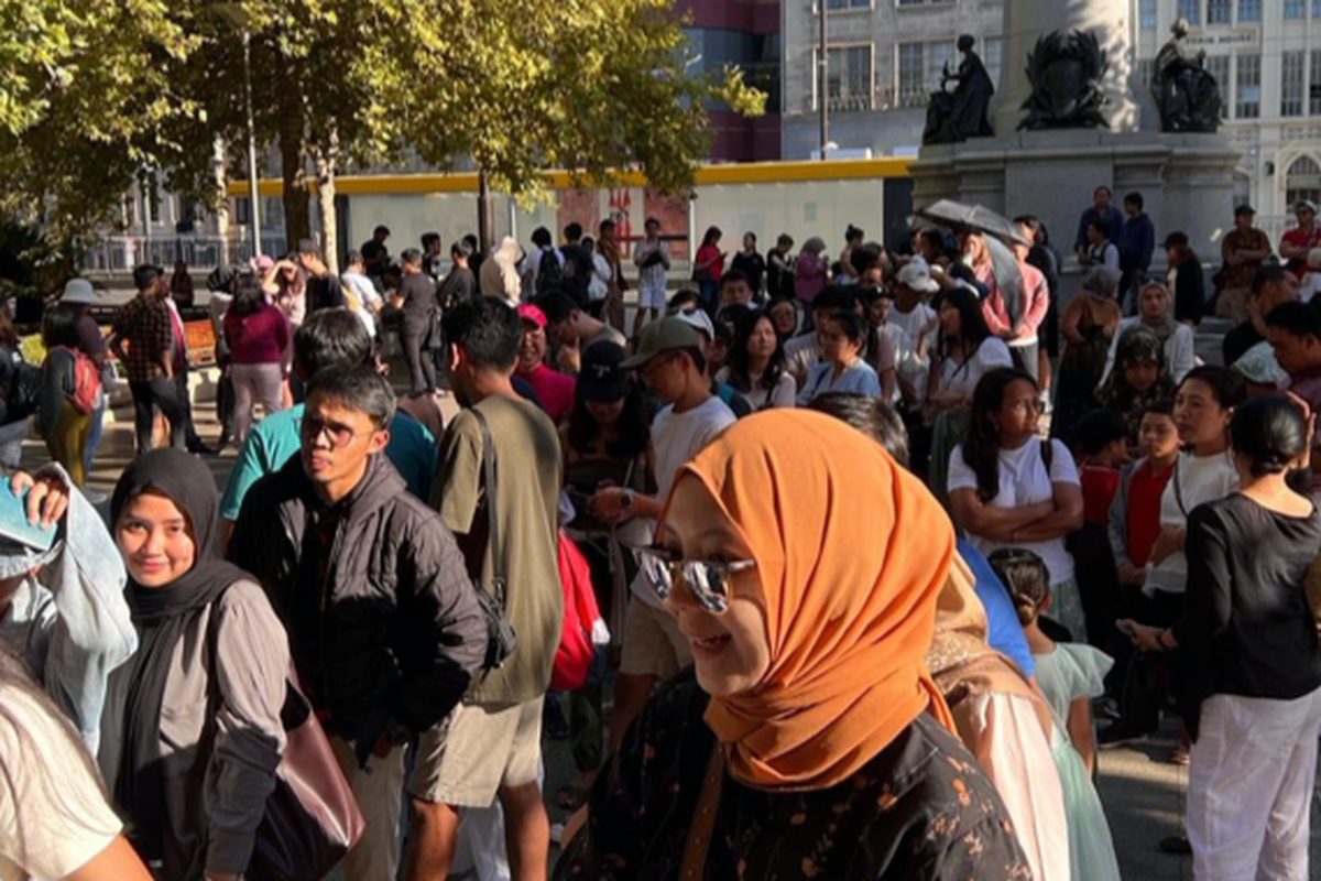 Antrean Panjang WNI yang ingin memanfaatkan hak suaranya, mengantre di sebuah TPS, Adelaide, Australia, Sabtu (10/2/2024).