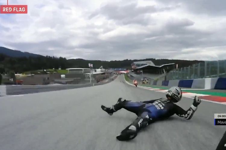 Pebalap Yamaha, Maverick Vinales, melompat dari motornya pada kecepatan 210 kilometer per jam lebih di Tikungan 1 MotoGP Styria, Minggu (23/8/2020)