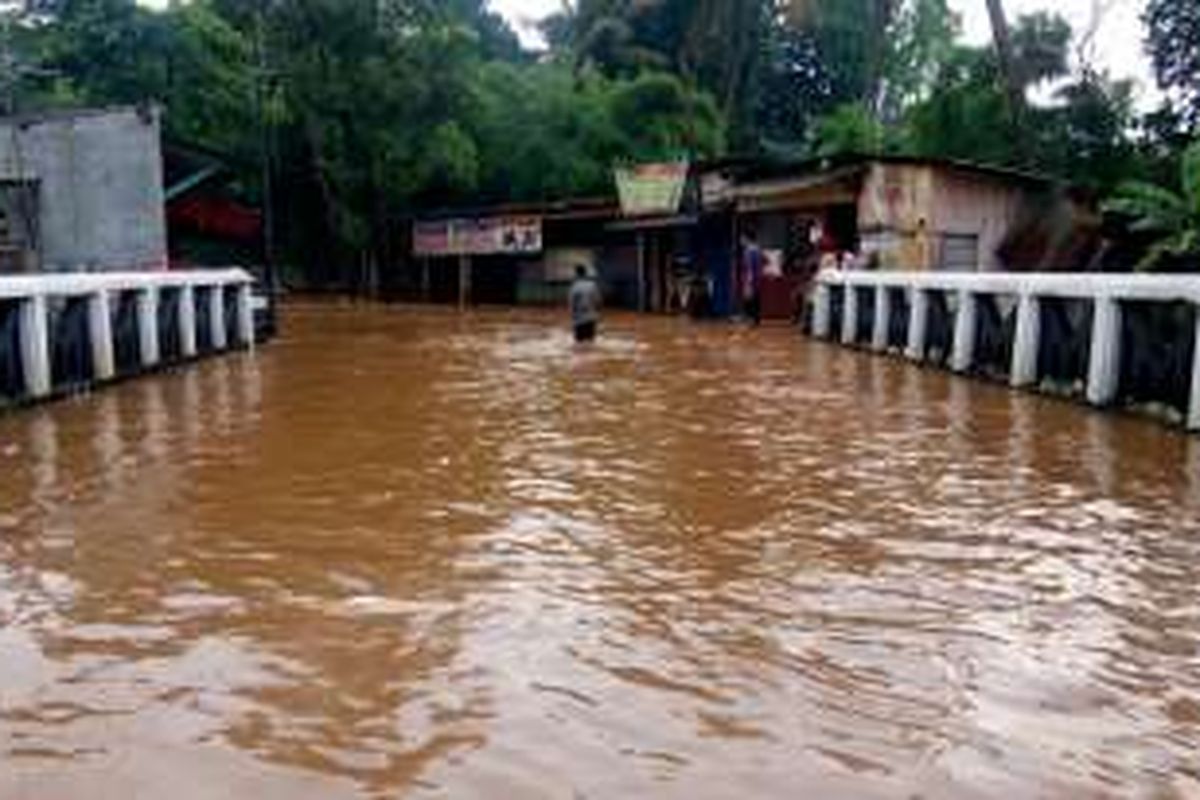 Banjir di Jalan H. Ipin, Pondok Labu, Jakarta Selatan pada Jumat sore (18/11/2016).