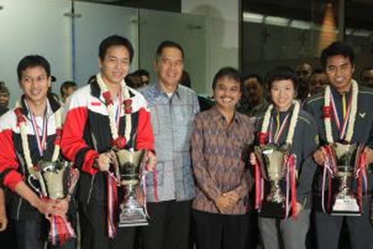 Ketua Umum Pengurus Besar Persatuan Bulu tangkis Seluruh Indonesia (PB PBSI) Gita Wirjawan (tiga dari kiri), dan Menteri Pemuda dan Olahraga Roy Suryo, berpose bersama para Juara Dunia 2013, (kiri ke kanan) Mohammad Ahsan, Hendra Setiawan, Liliyana Natsir, dan Tontowi Ahmad, di bandara Soekarno-Hatta, Cengkareng, Senin (12/8/2013).