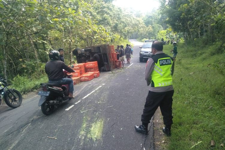 Lokasi kecelakaan truk box ayam dan pengendara sepeda motor di Panggang, Gunungkidul. Rabu (3/5/2023)