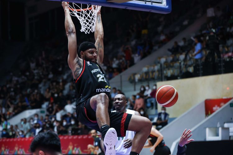 Aksi pemain timnas basket Indonesia, Marques Bolden saat laga melawan Arab Saudi dalam FIBA Asia Cup 2022 di Istora Senayan Jakarta, Selasa (12/7/2022).  Timnas basket Indonesia menang telak 80-54 atas Arab Saudi pada laga pertama Grup A FIBA Asia Cup 2022.