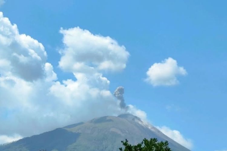 Gunung Ile Lewotolok Meletus Disertai Gemuruh, Abu Tebal Membumbung 500 Meter