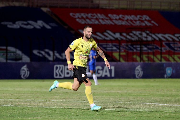 Pemain Barito Putera Aleksander Rakic berlari saat pekan kedelapan Liga 1 2021-2022 melawan PSIS Semarang yang berakhir dengan skor 0-1 di Stadion Sultan Agung, Bantul, Rabu (20/10/2021) malam.