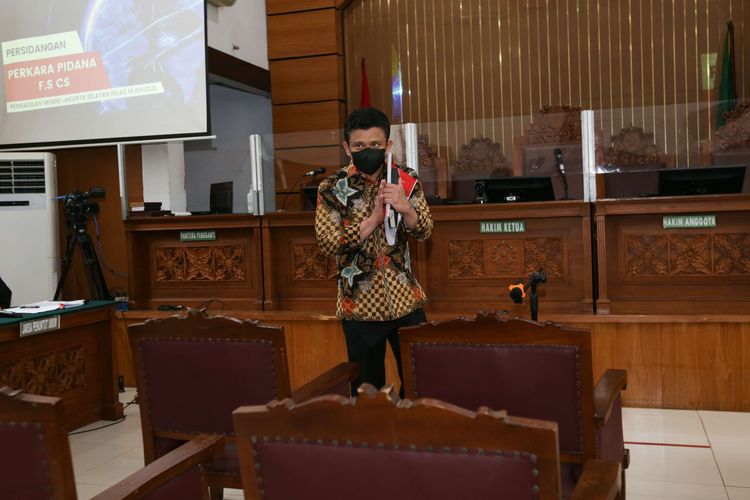 Terdakwa pembunuhan berencana terhadap Nofriansyah Yosua Hutabarat atau Brigadir J, Ferdy Sambo menjalani sidang dengan agenda pembacaan eksepsi di Pengadilan Negeri Jakarta Selatan, Senin (17/10/2022). Ferdy Sambo bersama dengan Istrinya, Putri Candrawathi, Richard Eliezer, Ricky Rizal dan Kuat Maruf didakwa melakukan pembunuhan berencana terhadap Nofriansyah Yosua Hutabarat atau Brigadir J.