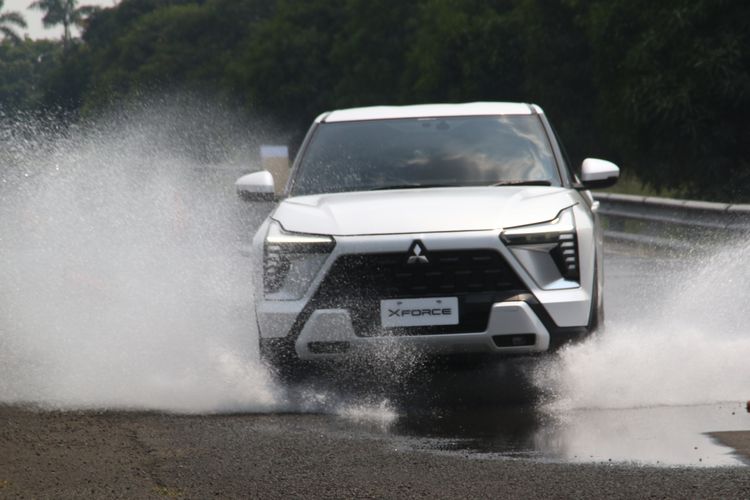 Test drive Mitsubishi XForce di trek basah pada Bridgestone Proving Ground