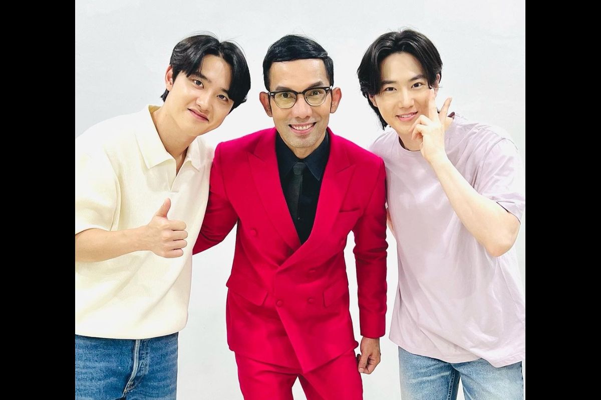 Indra Herlambang berfoto bersama D.O dan Suho EXO setelah menjadi master of ceremony (MC) di acara fan meeting EXO di Beach City International Stadium, Ancol, Jakarta Utara, Minggu (27/8/2023).