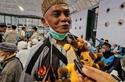 Kopernya Tidak Cukup, Jemaah Haji Ini Nekat Kalungkan Boneka Unta demi Cucu