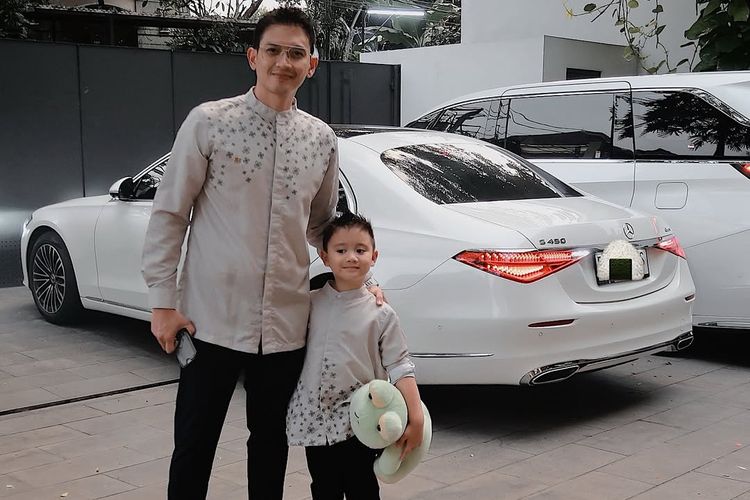 Suami Citra Kirana, Rezky Aditya dan putra mereka, Keene Atharrazka tampil kompak dengan mengenakan baju abu-abu muda dan motif bunga saat Idul Adha 2025, Jumat (6/6/2025).