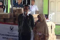 Jokowi Bagi-bagi Biskuit untuk Warga Situbondo