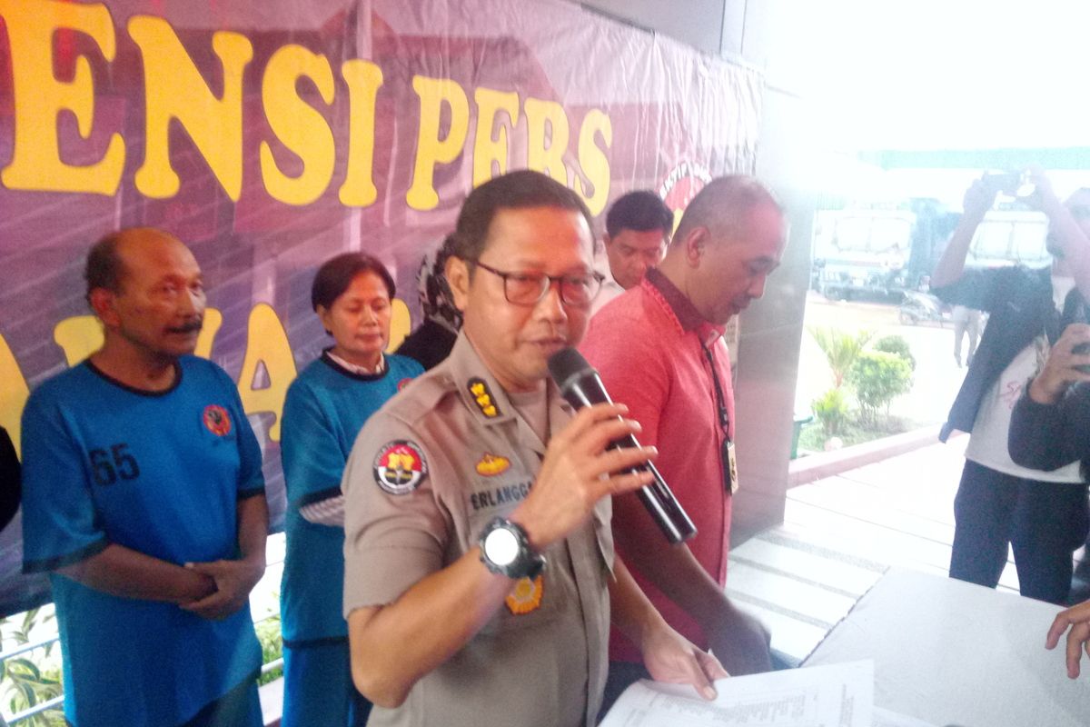 Kabid Humas Polda Jabar Kombes Pol Saptono Erlangga tengah menjelaskan penetapan tersangka tiga petinggi Sunda Empire di Mapolda Jabar, Selasa (28/1/2020).