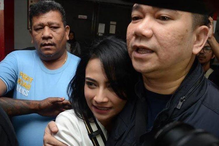Vanessa Angel saat bebas dari Rutan Medaeng, Surabaya, Minggu (30/6/2019). 
