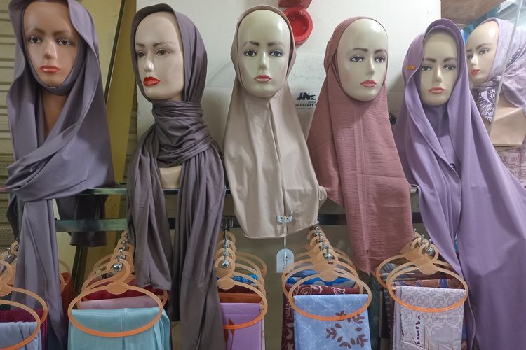 Beragam model hijab yang bisa dipilih di Toko MC Hijab yang terletak di lantai 5 Blok B Pasar Tanah Abang, Jakarta Pusat, Kamis (4/4/2024).