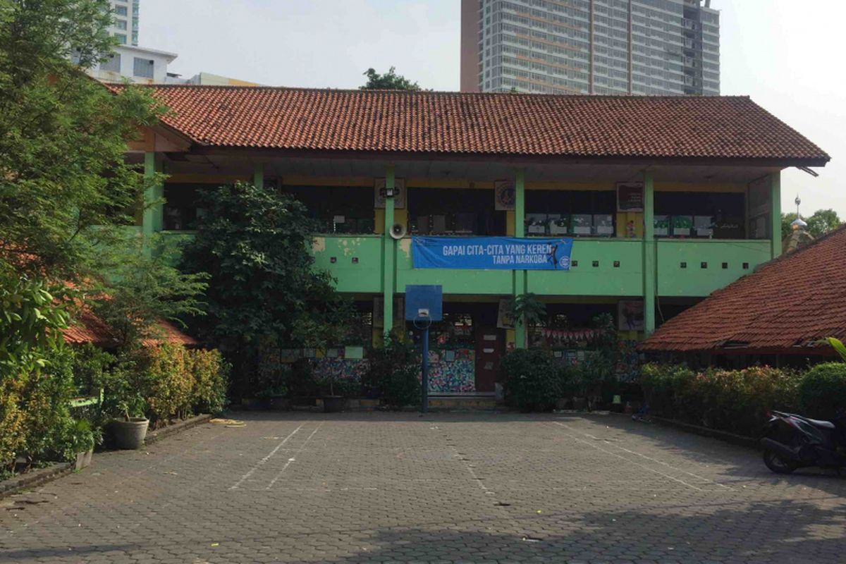 Kondisi gedung Sekolah Dasar Negeri (SDN) Tangerang 15 di Jalan Perintis Kemerdekaan, Kelurahan Babakan, Tangerang kian memprihatinkan. Genteng kelas banyak yang rusak dan kerap berjatuhan, begitu juga dengan plafon rumah yang hampir roboh karena kerap terdampak rembesan hujan, Selasa (27/11/2018). 