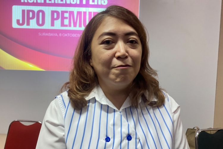 Humas PT Warna Warni, Dinar Aisyah, di Gedung Kominfo Surabaya, Selasa (8/10/2024).