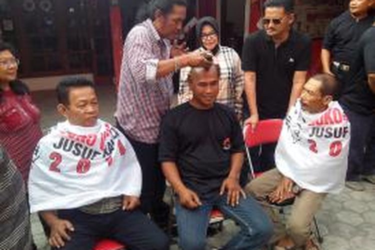 Kader Partai PDI Perjuangan Kota Kediri, Jawa Timur, mencukur gundul rambutnya untuk merayakan kemenangan Calon Presiden Jokowi-JK, Rabu (9/7/2014).