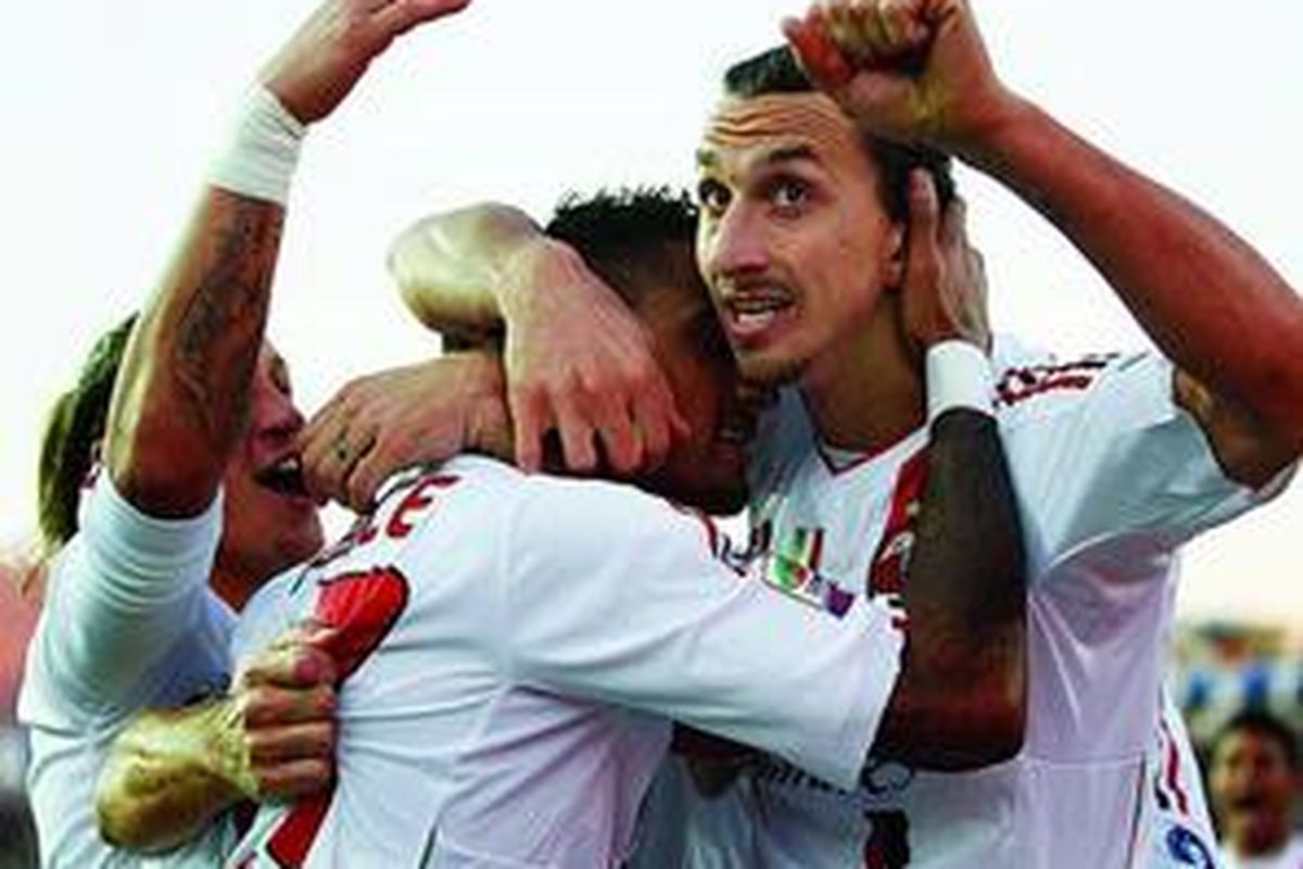 Pemain AC Milan, Kevin Prince Boateng (tengah), dipeluk Zlatan Ibrahimovic (kanan) dan Philippe Mexes pada laga lanjutan Liga Serie A Italia melawan Atalanta di Stadion Atleti Azzurri, Bergamo, Italia, Minggu (8/1). Pada pertandingan derbi melawan Inter Milan, Minggu mendatang, Ibra kembali akan menjadi tumpuan utama Milan.