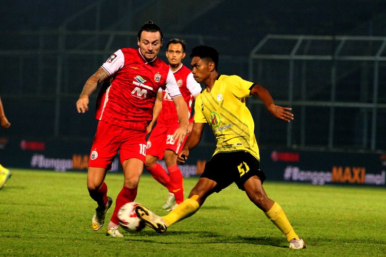 Pemain naturalisasi Marc Klok (kiri) dijaga ketat pemain Barito Putera Alif Jaelani (kiri) saat babak 8 besar Piala Menpora 2021 yang berakhir dengan skor 1-0 di Stadion Kanjuruhan Kabupaten Malang, Jawa Timur, Sabtu (10/04/2021) malam.