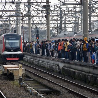Sejumlah penumpang antre menunggu kedatangan KRL Commuter Line saat hari pertama kerja pascalibur Lebaran di Stasiun Bogor, Jawa Barat, Senin (30/3/2026). Kepadatan penumpang KRL Commuter Line terjadi di Stasiun Bogor dengan didominasi para pekerja yang kembali ke rutinitas setelah menjalani libur Lebaran. 