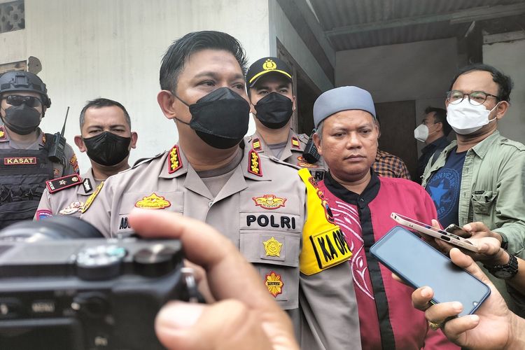 Kepala Kepolisian Resor Kota (Kapolresta) Solo, Komisaris Besar Polisi (Kombes Pol) Ade Safri Simanjuntak, saat berada di kantor Khilafatul Muslimin Solo.