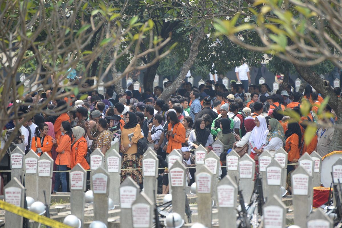 Sejumlah kerabat dan warga berada di Taman Makam Pahlawan Nasional Utama Kalibata untuk menghadiri pemakaman almarhum Presiden ke-3 Republik Indonesia BJ Habibie di Jakarta, Kamis (12/9/2019).