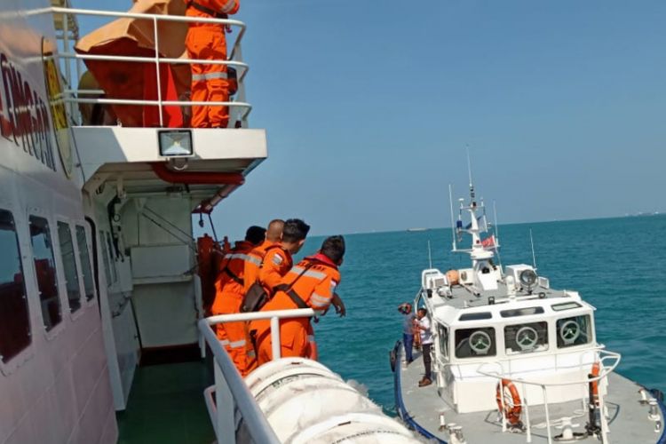 Kapal Tanker Shun Sheng dan Tug Boats Koi 3 yang menarik Tongkang Koi 5 bermuatan pasir di Perairan Selat Singapura mengalami kecelakaan, Kamis (7/2/2019). Dimana kedua kapal ini bertabrakan pada posisi 01. 09.9 N - 103 41.41 E, dan dari kejadian ini 2 ABK kapal Tug Boats Koi 3 hilang.