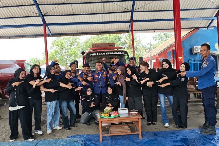 Saat Mahasiswa Rayakan Ulang Tahun di Markas Damkar Indramayu, Minta Disemprot Selang Pemadam
