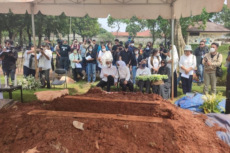 Proses pemakaman jenazah Angela Hindriati Wahyuningsih (54), korban mutilasi oleh pria bernama pria M Ecky Listiantho (34) dihadiri oleh keluarga dan kerabat.