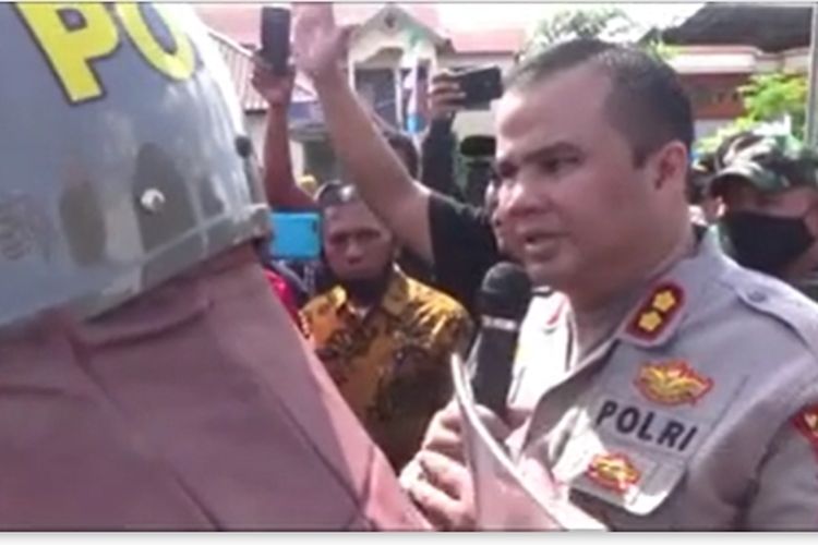 Kapolres Luwu Utara, AKBP Alfian Nurnas saat mengamankan aksi demo warga yang memblokade jalan trans sulawesi Kelurahan Salassa, Kecamatan baebunta, Luwu Utara, Sulawesi Selatan pada Jumat (3/6/2022) lalu.
