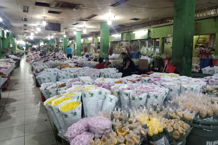 Suasana di dalam area bunga potong segar Pasar Bunga Rawa Belong yang tidak terlalu ramai dengan pengunjung, Senin (22/1/2024)