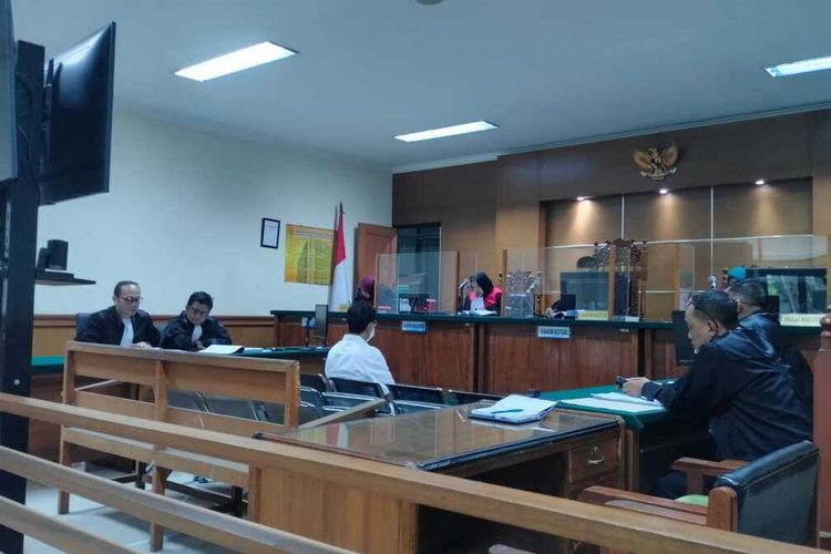 Mantan petinggi Bank Banten Darwinis hadir dipersidangan korupsi pemberian kredit fiktif Rp61 miliar di Pengadilan Tipikor Serang. Kamis (14/9/2023).