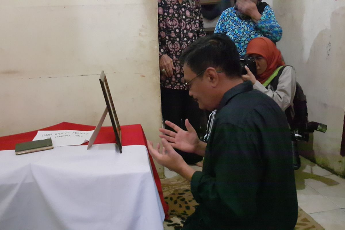 Pelaksana tugas (Plt) Gubernur DKI Jakarta Djarot Saiful Hidayat mengunjungi rumah duka salah satu polisi yang gugur dalam teror bom di Terminal Kampung Melayu, Jakarta Timur, Bripda Imam Gilang Adinata (24), di Jalan Kelingkit, Kelurahan Menteng Dalam, Tebet, Jakarta Selatan, Kamis (25/5/2017).