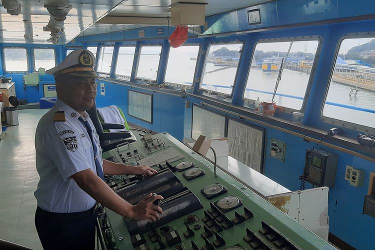 Nahkoda KMP Port Link III, Kapten Mochamad Haryanto saat bertugas melayani pemudik