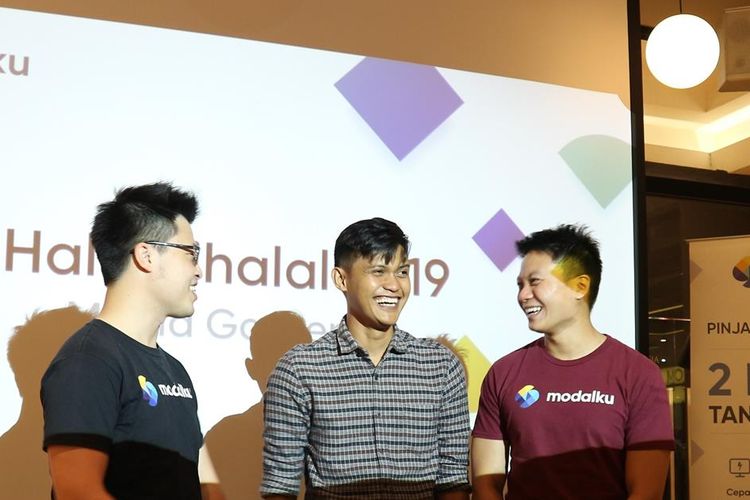 Co-Founder dan COO Modalku Iwan Kurniawan (kiri), peminjam Modalku Muhamad Khoiruddin (tengah), dan Co-Founder dan CEO Modalku Reynold Wijaya berfoto bersama usai media gathering dan halal bihalal Modalku di Jakarta, Rabu (3/7/2019).