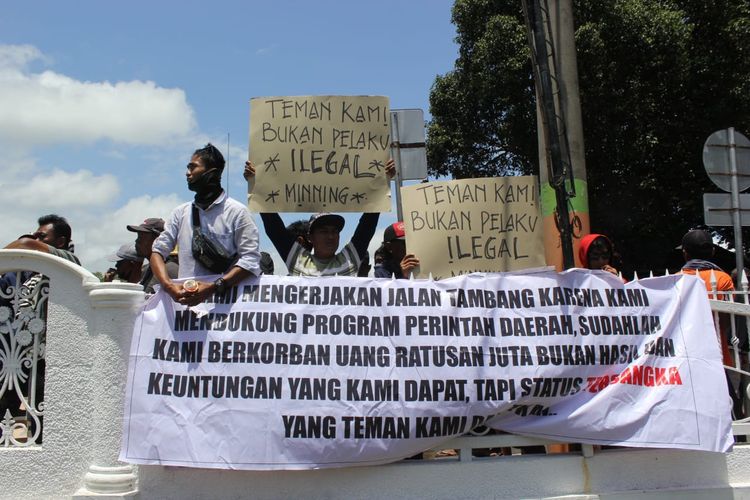 Ratusan supik truk demo didepan kanton Pemkab Lumajang, Senin (26/9/2022)