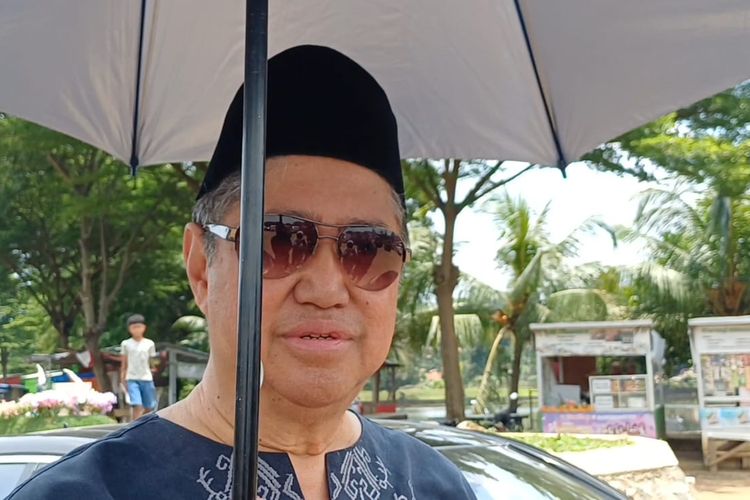 Harry Kiss Heran Ada Anggrek Putih di Makam Vidi Aldiano