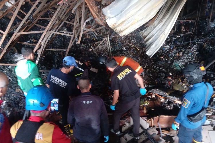 Sejumlah personil gabungan berupaya mengevakuasi jenazah korban kebakaran toko matrial di Kabupaten Cianjur, Jawa Barat, Rabu (17/1/2024) pagi, Peristiwa Selasa petang tersebut merenggut tiga korban jiwa, 