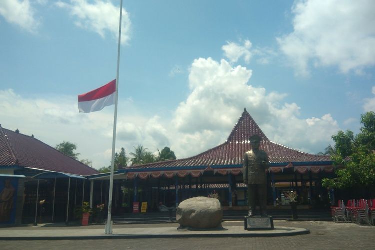 Museum Soeharto mengibarkan bendera setengah tiang.