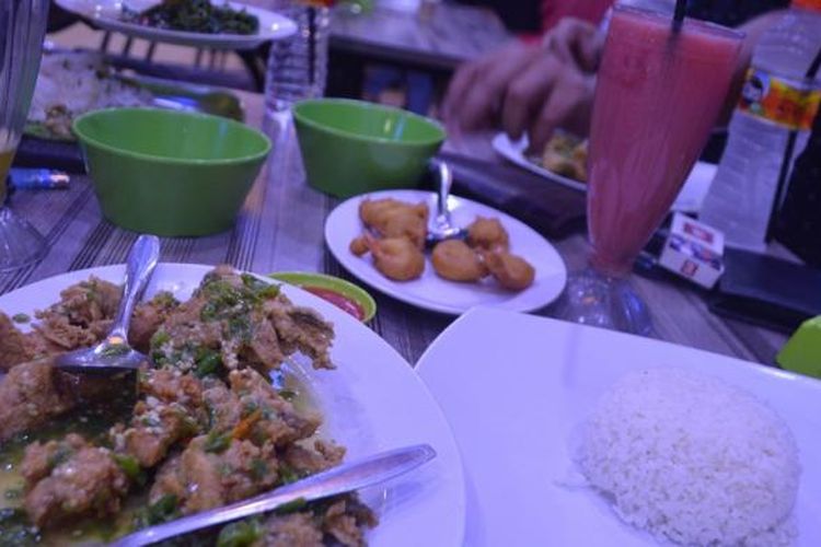 Ikan kerapu sambal cabai hijau, nasi putih, goreng udang tepung di Kafe Keysa, Kota Langsa, Aceh, Jumat (10/3/2017) malam.