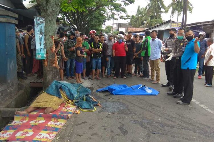Keluarga pengemis sedang duduk di pinggir jalan belakang Pasar Cikurubuk, Kota Tasikmalaya, tertabrak mobil sampai sang ibu meninggal dunia, Jumat (25/9/2020).