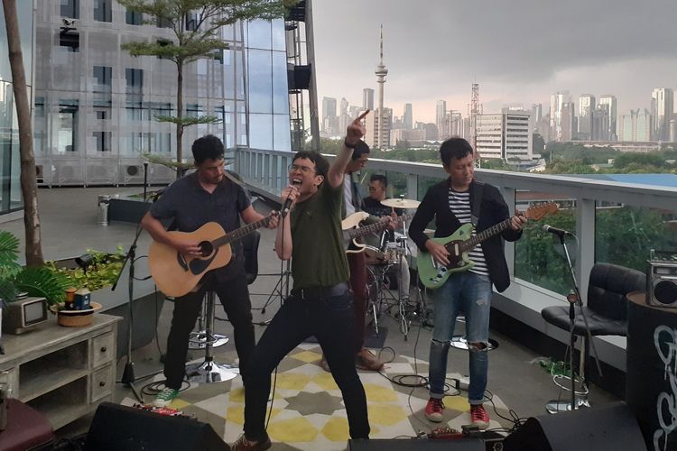 Grup band The Brandals tampil di acara Rooftop Gigs di Menara Kompas, Palmerah Selatan, Jakarta Pusat, Kamis (16/1/2020).