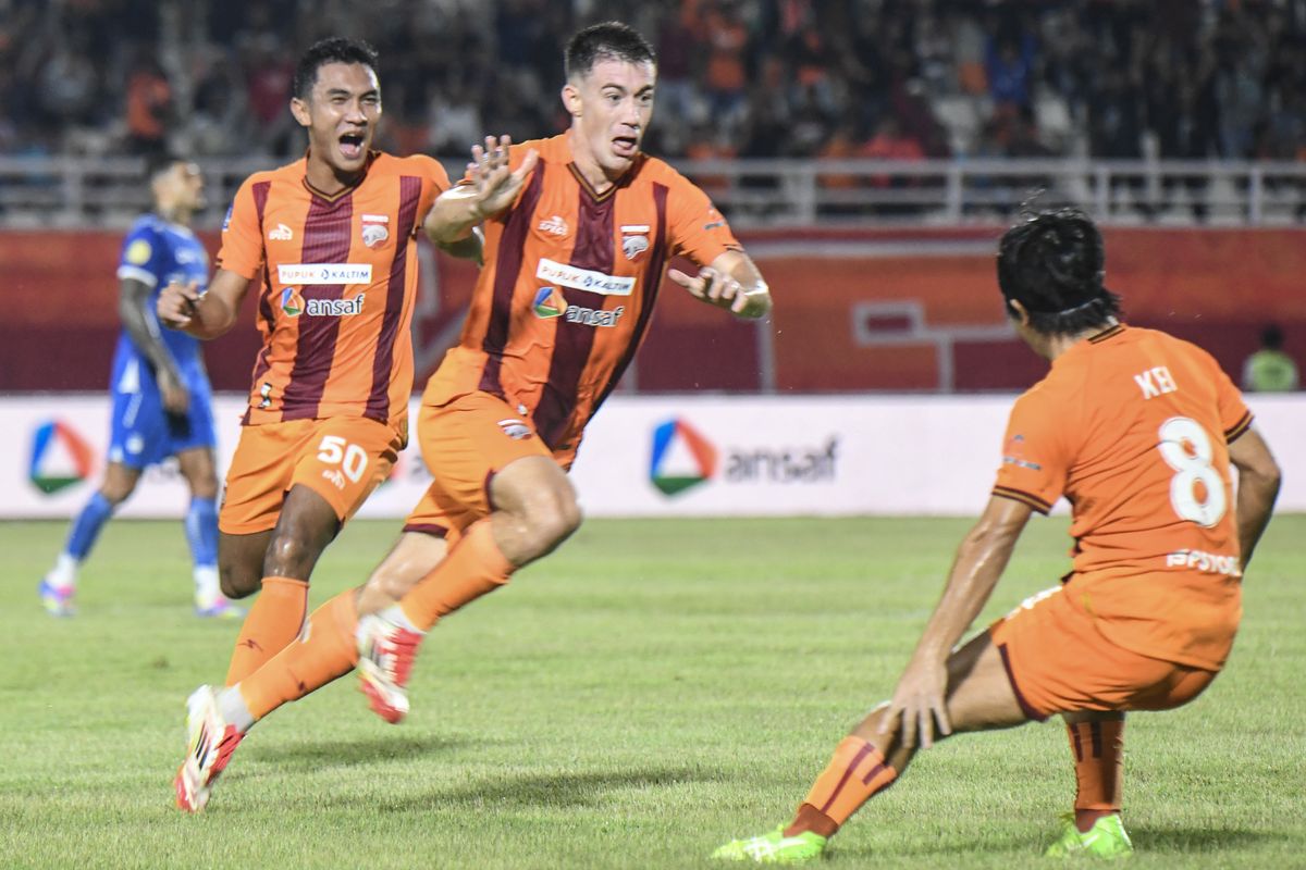 Pesepak bola Borneo FC Samarinda Mariano Peralta (tengah) bersama rekannya Rivaldo Enero Pakpahan (kiri) melakukan selebrasi usai mencetak gol ke gawang Persib Bandung saat pertandingan Liga 1 2024/2025 di Stadion Segiri, Samarinda, Kalimantan Timur, Jumat (11/4/2025). ANTARA FOTO/M Risyal Hidayat/Spt.